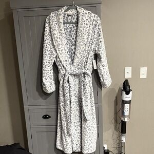 Sonoma Gray Leopard Print Plush Robe
